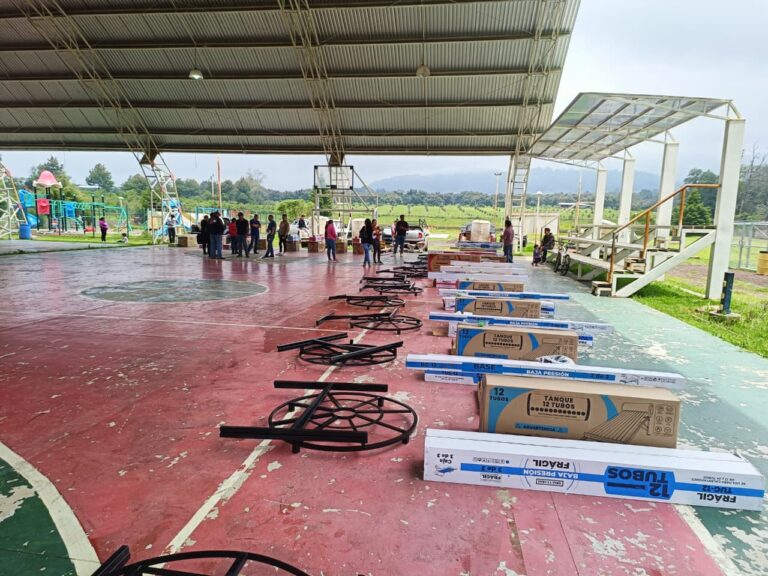Entrega de calentadores solares en Tancítaro