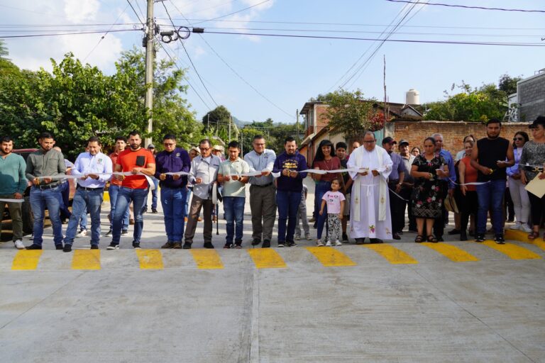 Inauguración de pavimentación de la calle Hidalgo en la Tenencia de Pareo