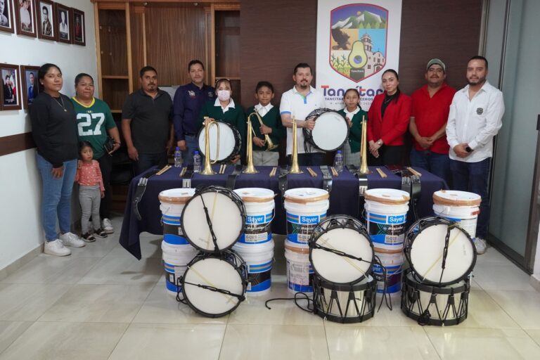 Entrega de Tambores, Trompetas y Pintura a la Escuela Primaria