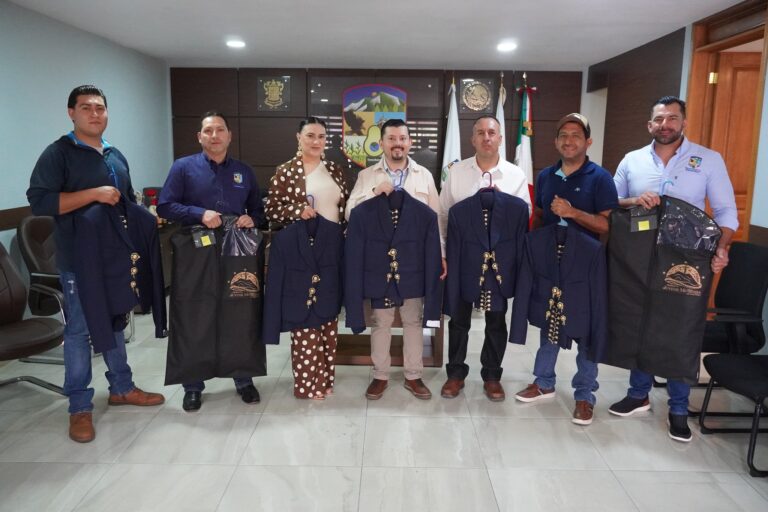 Entrega de Nuevos Trajes al Mariachi Juvenil