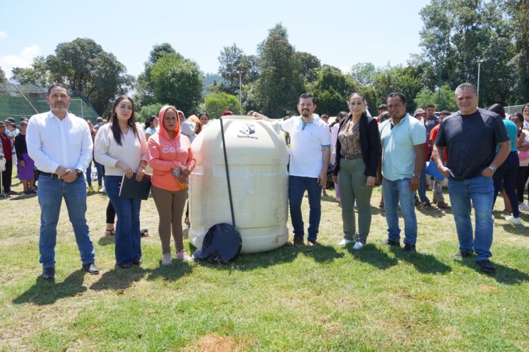 Entrega de 170 Tinacos